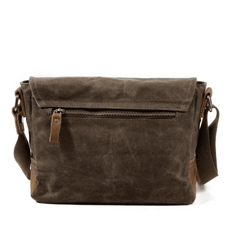 Reviva a nostalgia do passado com nossa Bolsa de Lona Retrô. Inspirada no estilo vintage clássico, esta bolsa combina charme retrô com funcionalidade moderna, tornando-a uma escolha versátil para qualquer ocasião.
