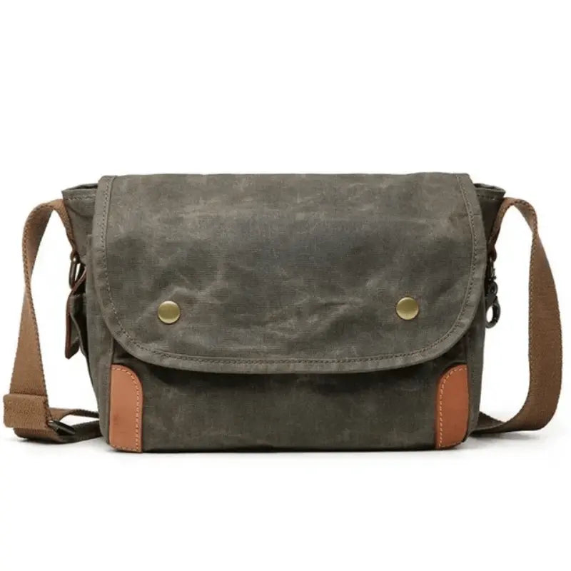 Bolsa de Lona Encerada, Estilo Vintage, Bolsa Unissex, Bolsa Resistente à Água, Bolsa com Zíper, Bolsa Versátil, Bolsa de Náilon, Bolsa para Todas as Ocasiões, Acessório Durável, Bolsa de Ombro Clássica, Design Funcional, Moda e Praticidade, Bolsa Elegante, Material Resistente, Bolsa Casual e Elegante, Bolsa de lona encerada a óleo com estilo vintage, unissex e resistente à água. Fechamento por zíper e material de náilon durável.