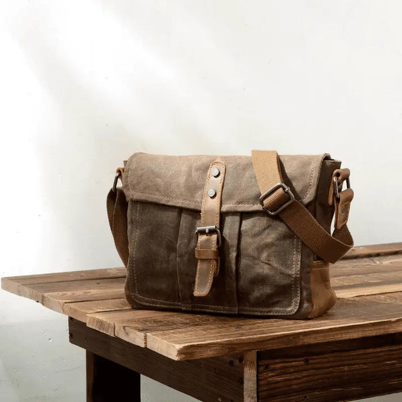 Reviva a nostalgia do passado com nossa Bolsa de Lona Retrô. Inspirada no estilo vintage clássico, esta bolsa combina charme retrô com funcionalidade moderna, tornando-a uma escolha versátil para qualquer ocasião.