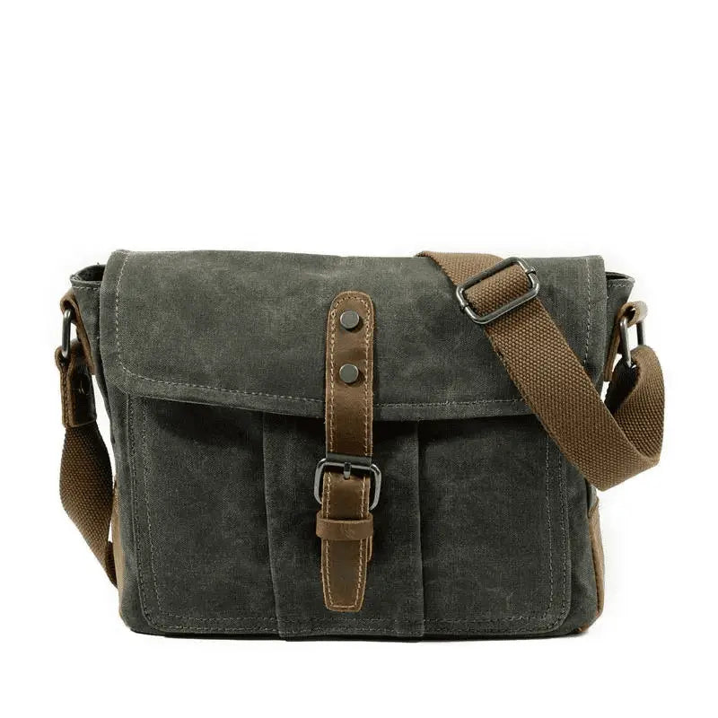 Reviva a nostalgia do passado com nossa Bolsa de Lona Retrô. Inspirada no estilo vintage clássico, esta bolsa combina charme retrô com funcionalidade moderna, tornando-a uma escolha versátil para qualquer ocasião.