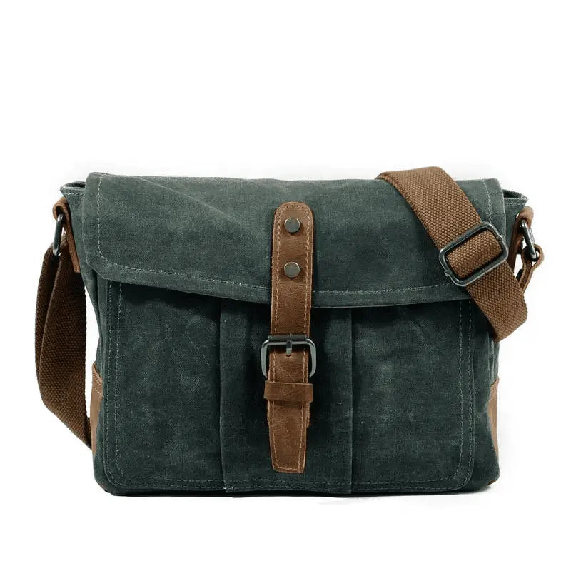Reviva a nostalgia do passado com nossa Bolsa de Lona Retrô. Inspirada no estilo vintage clássico, esta bolsa combina charme retrô com funcionalidade moderna, tornando-a uma escolha versátil para qualquer ocasião.