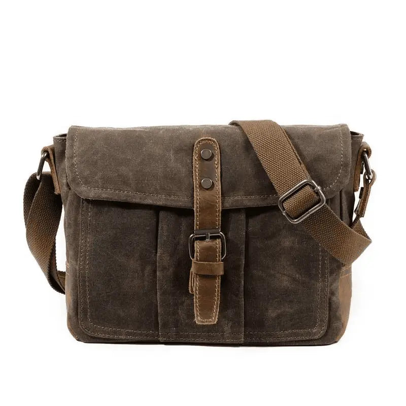Reviva a nostalgia do passado com nossa Bolsa de Lona Retrô. Inspirada no estilo vintage clássico, esta bolsa combina charme retrô com funcionalidade moderna, tornando-a uma escolha versátil para qualquer ocasião.