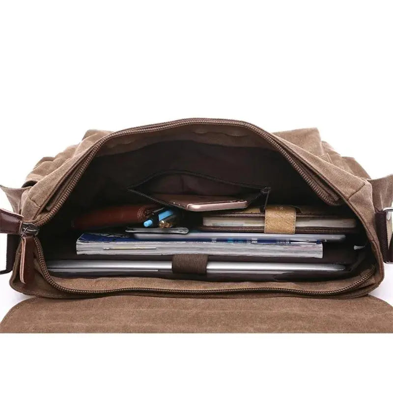 Bolsa Mensageiro Vintage em Lona - Adicione um toque de elegância clássica ao seu dia a dia. Projetada para homens modernos que valorizam tanto o estilo quanto a funcionalidade, esta bolsa é perfeita para uma variedade de ocasiões, seja no trabalho, em viagens ou em momentos casuais.  Seja para uma reunião de negócios, um passeio na cidade ou uma viagem de fim de semana, a Bolsa Mensageiro Vintage em Lona é a escolha ideal para homens que buscam estilo e praticidade em uma única peça.