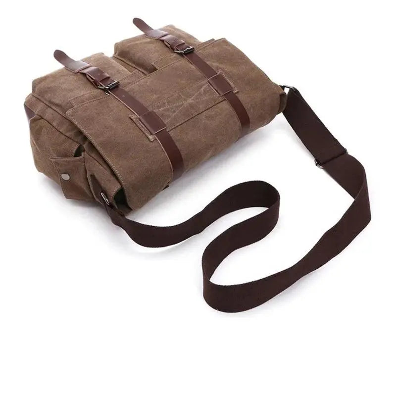 Bolsa Mensageiro Vintage em Lona - Adicione um toque de elegância clássica ao seu dia a dia. Projetada para homens modernos que valorizam tanto o estilo quanto a funcionalidade, esta bolsa é perfeita para uma variedade de ocasiões, seja no trabalho, em viagens ou em momentos casuais.  Seja para uma reunião de negócios, um passeio na cidade ou uma viagem de fim de semana, a Bolsa Mensageiro Vintage em Lona é a escolha ideal para homens que buscam estilo e praticidade em uma única peça.