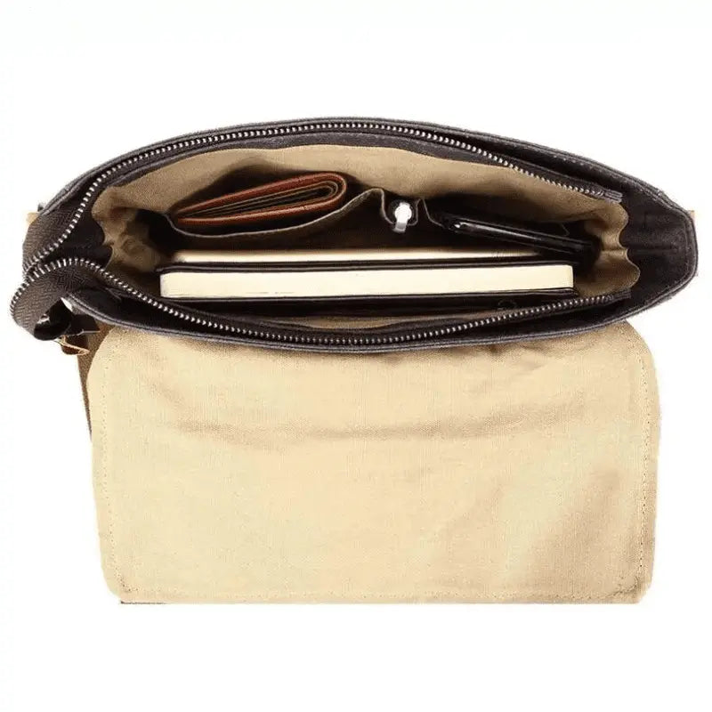 Reviva a nostalgia do passado com nossa Bolsa de Lona Retrô. Inspirada no estilo vintage clássico, esta bolsa combina charme retrô com funcionalidade moderna, tornando-a uma escolha versátil para qualquer ocasião.