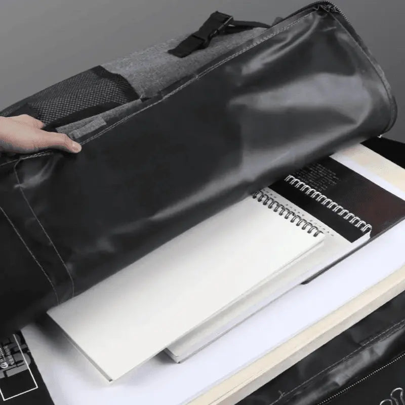 Proteja suas preciosas obras de arte onde quer que vá com nossa Mochila para Transporte de Pinturas em Lona e Jeans. Criada especialmente para artistas e entusiastas da pintura, esta mochila oferece funcionalidade, durabilidade e estilo em um único acessório.