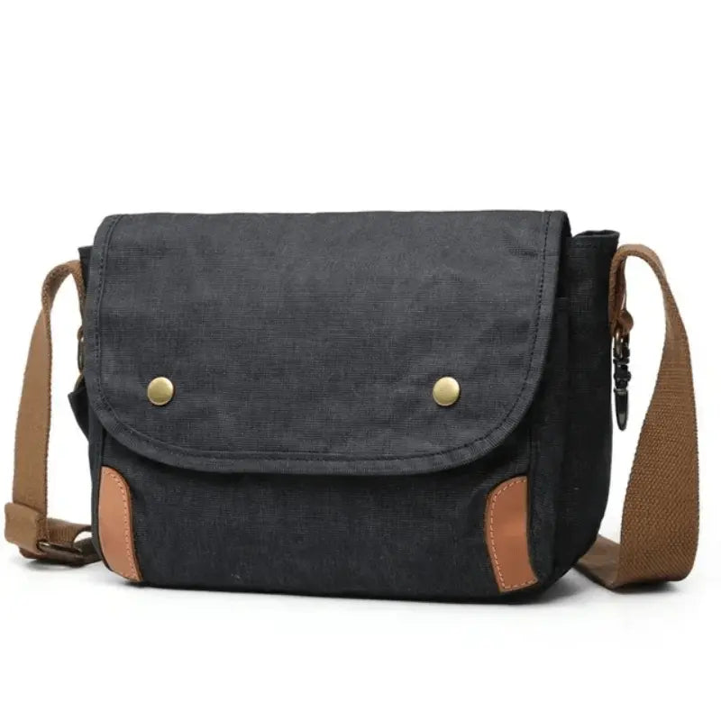 Bolsa de Lona Encerada, Estilo Vintage, Bolsa Unissex, Bolsa Resistente à Água, Bolsa com Zíper, Bolsa Versátil, Bolsa de Náilon, Bolsa para Todas as Ocasiões, Acessório Durável, Bolsa de Ombro Clássica, Design Funcional, Moda e Praticidade, Bolsa Elegante, Material Resistente, Bolsa Casual e Elegante, Bolsa de lona encerada a óleo com estilo vintage, unissex e resistente à água. Fechamento por zíper e material de náilon durável.