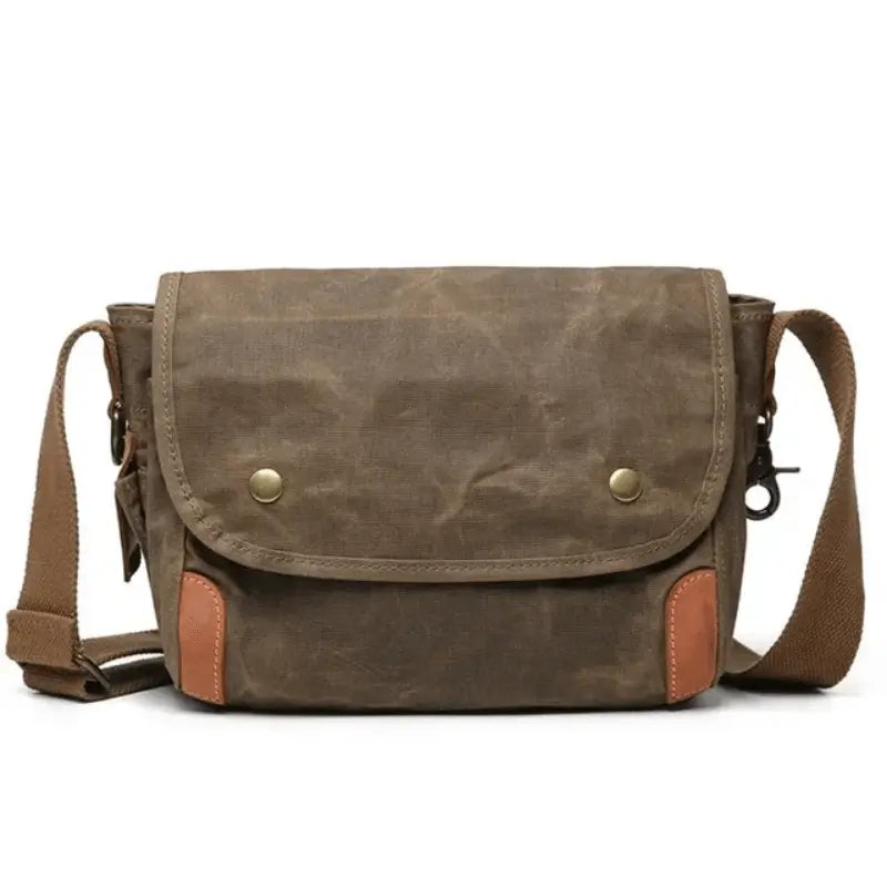 Bolsa de Lona Encerada, Estilo Vintage, Bolsa Unissex, Bolsa Resistente à Água, Bolsa com Zíper, Bolsa Versátil, Bolsa de Náilon, Bolsa para Todas as Ocasiões, Acessório Durável, Bolsa de Ombro Clássica, Design Funcional, Moda e Praticidade, Bolsa Elegante, Material Resistente, Bolsa Casual e Elegante, Bolsa de lona encerada a óleo com estilo vintage, unissex e resistente à água. Fechamento por zíper e material de náilon durável.