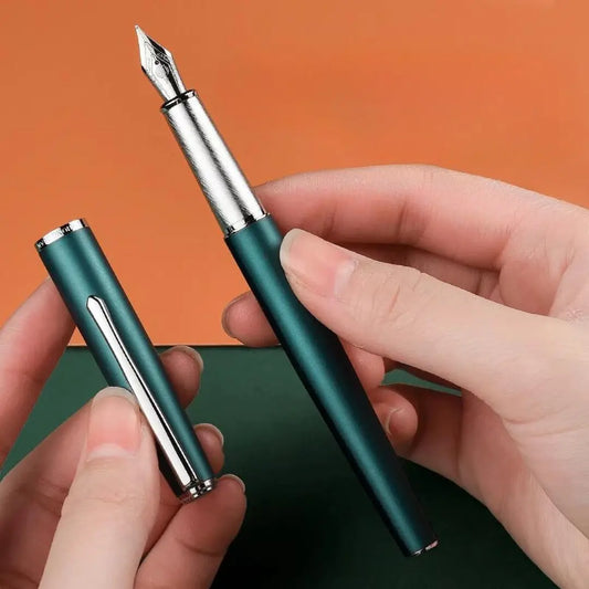 Caneta Tinteiro Vênus - uma poderosa combinação de iraurita e metal que garante uma escrita precisa e duradoura. Esta caneta-tinteiro é perfeita para presentear ou elevar seu próprio senso de estilo ao escrever. Com uma ponta de 0,5 mm, você poderá sentir cada traço com intensidade e leveza. Não espere mais para experimentar a qualidade e o charme da Caneta Tinteiro Vênus.