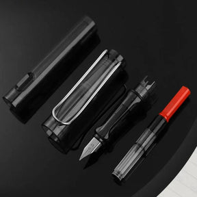 Caneta-tinteiro transparente com design moderno ao lado de cartuchos de tinta.
Escrita elegante e suave demonstrada em papel com a caneta em uso.