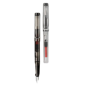 Caneta-tinteiro transparente com design moderno ao lado de cartuchos de tinta.
Escrita elegante e suave demonstrada em papel com a caneta em uso.