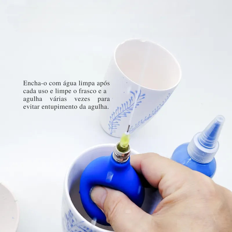 Ferramenta de pintura de precisão em cerâmica, mostrando o aplicador e detalhes de uso.
Exemplos de desenhos e decorações criados com o aplicador de precisão.