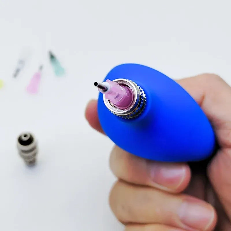 Ferramenta de pintura de precisão em cerâmica, mostrando o aplicador e detalhes de uso.
Exemplos de desenhos e decorações criados com o aplicador de precisão.