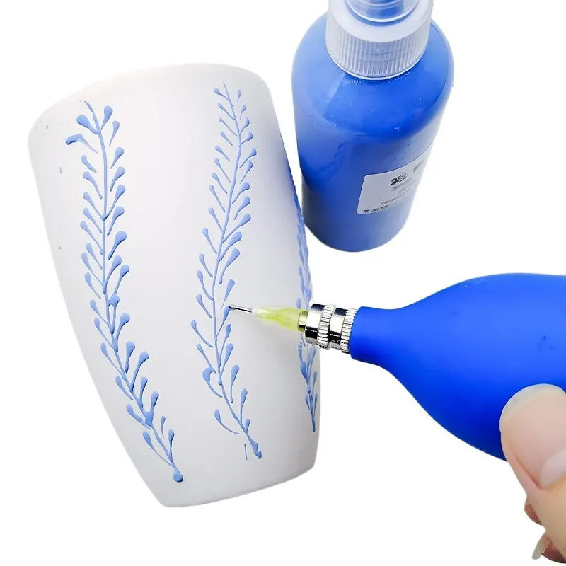 Ferramenta de pintura de precisão em cerâmica, mostrando o aplicador e detalhes de uso.
Exemplos de desenhos e decorações criados com o aplicador de precisão.