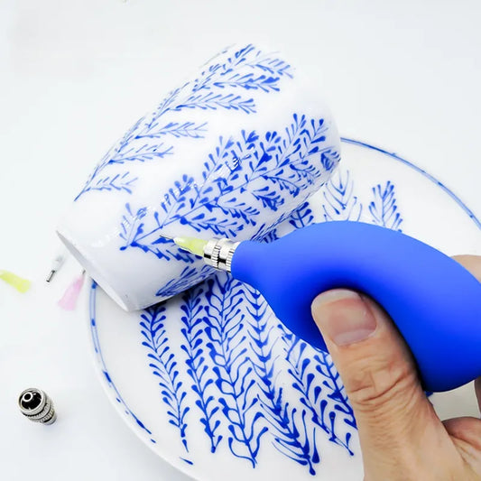 Ferramenta de pintura de precisão em cerâmica, mostrando o aplicador e detalhes de uso.
Exemplos de desenhos e decorações criados com o aplicador de precisão.
