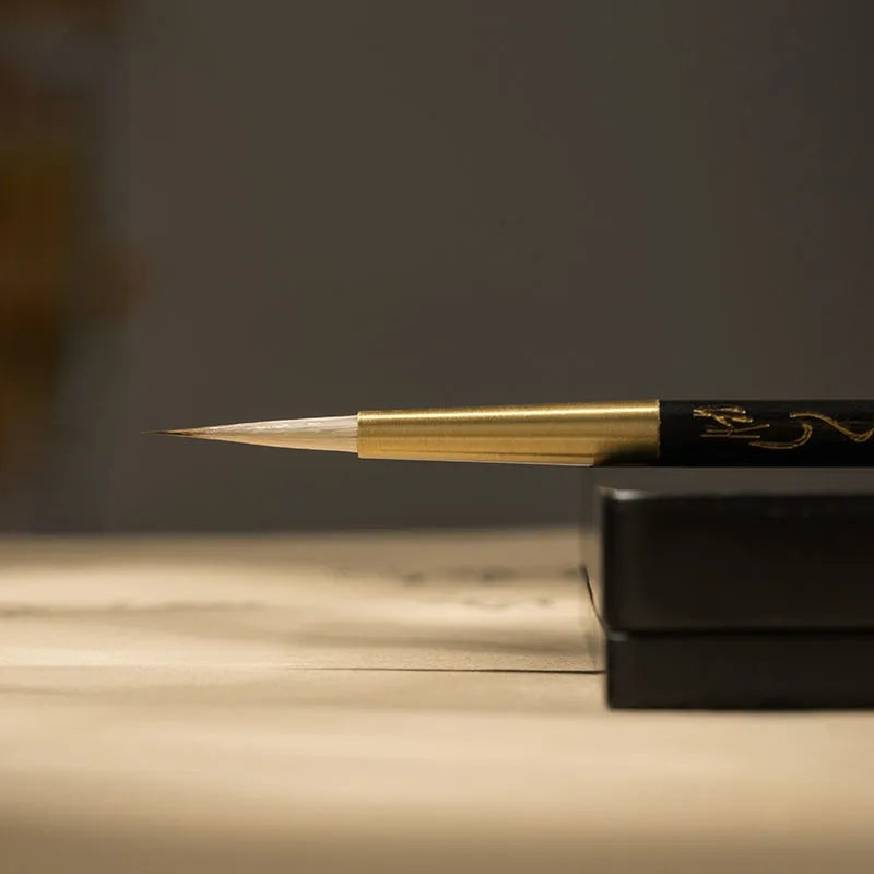 Pincel de linha fina para caligrafia com porta-pincel de ébano e latão.
Detalhe do pelo macio de lã e design ergonômico do pincel de caligrafia.
Pincéis de caligrafia em tamanhos pequeno e grande para escrita precisa.
