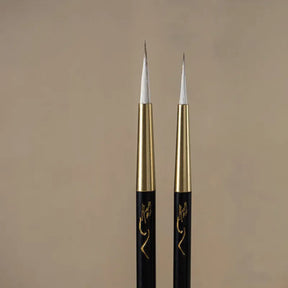 Pincel de linha fina para caligrafia com porta-pincel de ébano e latão.
Detalhe do pelo macio de lã e design ergonômico do pincel de caligrafia.
Pincéis de caligrafia em tamanhos pequeno e grande para escrita precisa.