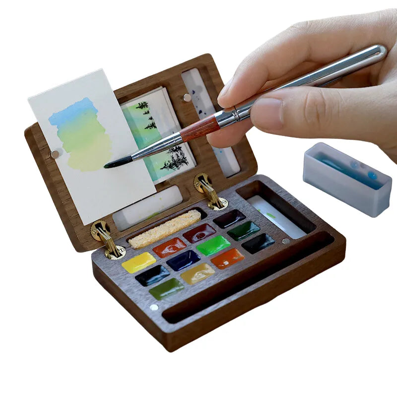 Caixa de paleta de aquarela portátil
Paleta magnética de madeira
Ferramentas de pintura ao ar livre
Paleta de aquarela para viagem
Conjunto de pintura de aquarela compacta
Caixa de aquarela de madeira para artistas Caixa de Paleta de Aquarela Magnética em madeira de nogueira, com espaço para 12 cores, mini lápis de viagem, esponja e folhas de papel aquarela Baohong 300g. Compacta e magnética, é ideal para artistas que pintam ao ar livre. Perfeita para transportar e usar em qualquer lugar.