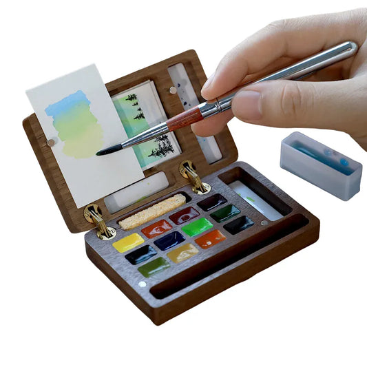 Caixa de paleta de aquarela portátil
Paleta magnética de madeira
Ferramentas de pintura ao ar livre
Paleta de aquarela para viagem
Conjunto de pintura de aquarela compacta
Caixa de aquarela de madeira para artistas Caixa de Paleta de Aquarela Magnética em madeira de nogueira, com espaço para 12 cores, mini lápis de viagem, esponja e folhas de papel aquarela Baohong 300g. Compacta e magnética, é ideal para artistas que pintam ao ar livre. Perfeita para transportar e usar em qualquer lugar.