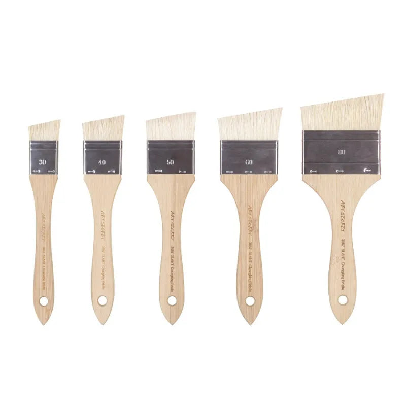 Pincel inclinado para pintura com cabo de bambu e cerdas Chungking.
Detalhe da ponta chanfrada e virula de aço inoxidável.
Tamanhos variados de pincéis inclinados para pintura a óleo.