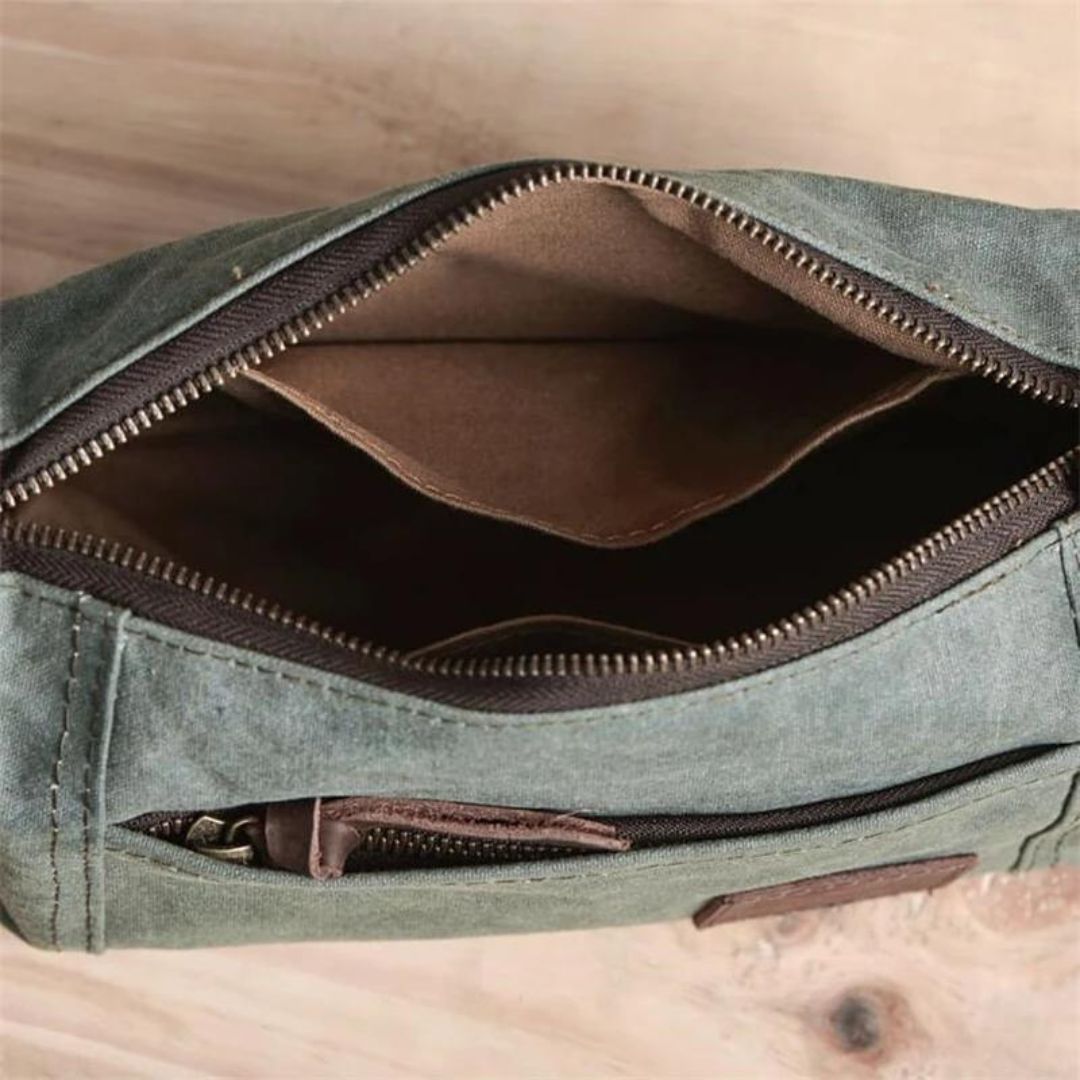 Explore o mundo com estilo e organização! Nossa Bolsa Organizadora de Lona para Viagem é feita com lona de alta qualidade e possui um fechamento de zíper durável para manter seus pertences seguros. O design vintage inspirador irá adicionar um toque único às suas aventuras.